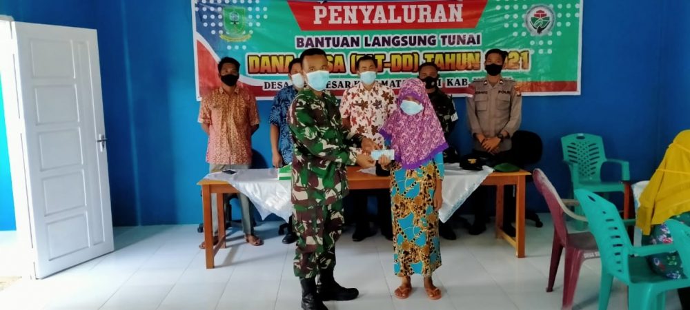 Babinsa Koramil 06/Serasan, Pos Subi, Kembali Kawal Penyaluran BLT DD April 2021 Babinsa Koramil 06/Serasan, Pos Subi, Kembali Kawal Penyaluran BLT DD April 2021