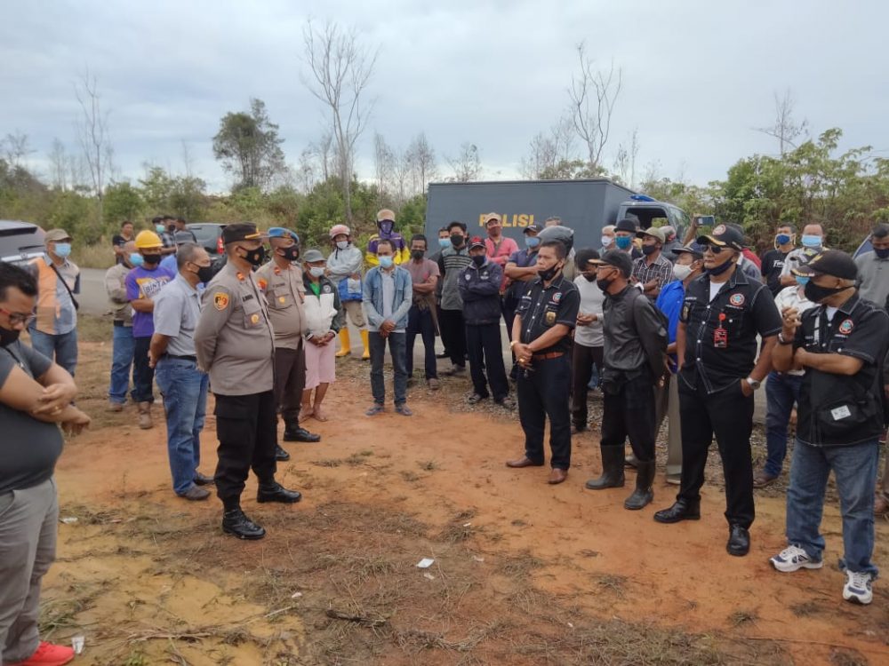 Akses Jalan Warga Ditutup Portal, Kampung Lome Mencekam