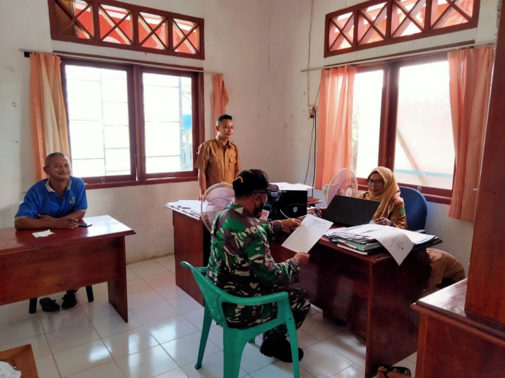 Babinsa Serda Yusrial, Kembali Jalin Koordinasi Bersama Pihak Desa Air Ringau Babinsa Serda Yusrial, Kembali Jalin Koordinasi Bersama Pihak Desa Air Ringau