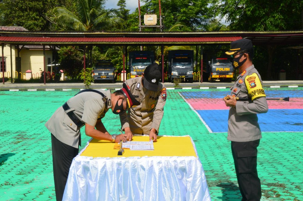Kapolres Natuna Pimpin Sertijab Kabagops, Kasaresnarkoba, Kapolsek Serasan dan Kapolsek Pulau Laut Kapolres Natuna Pimpin Sertijab Kabagops, Kasaresnarkoba, Kapolsek Serasan dan Kapolsek Pulau Laut