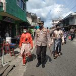 Cegah Penyebaran Covid-19, Kapolres Lingga Pantau Penerapan Prokes dan Bagikan Masker di Pasar Dabo Singkep