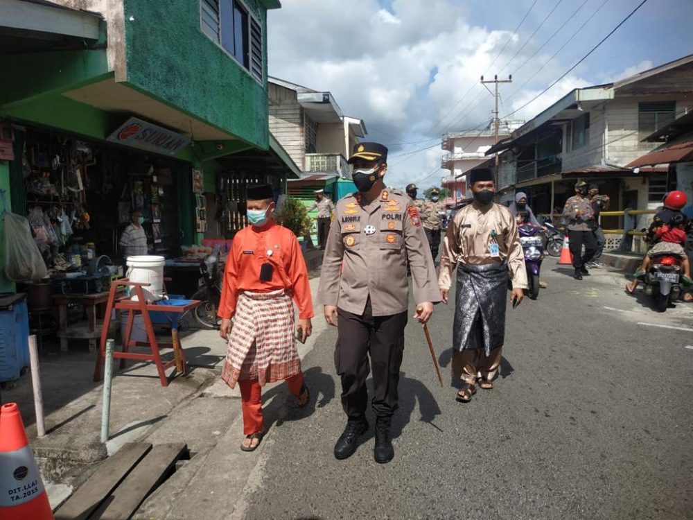 Cegah Penyebaran Covid-19, Kapolres Lingga Pantau Penerapan Prokes dan Bagikan Masker di Pasar Dabo Singkep