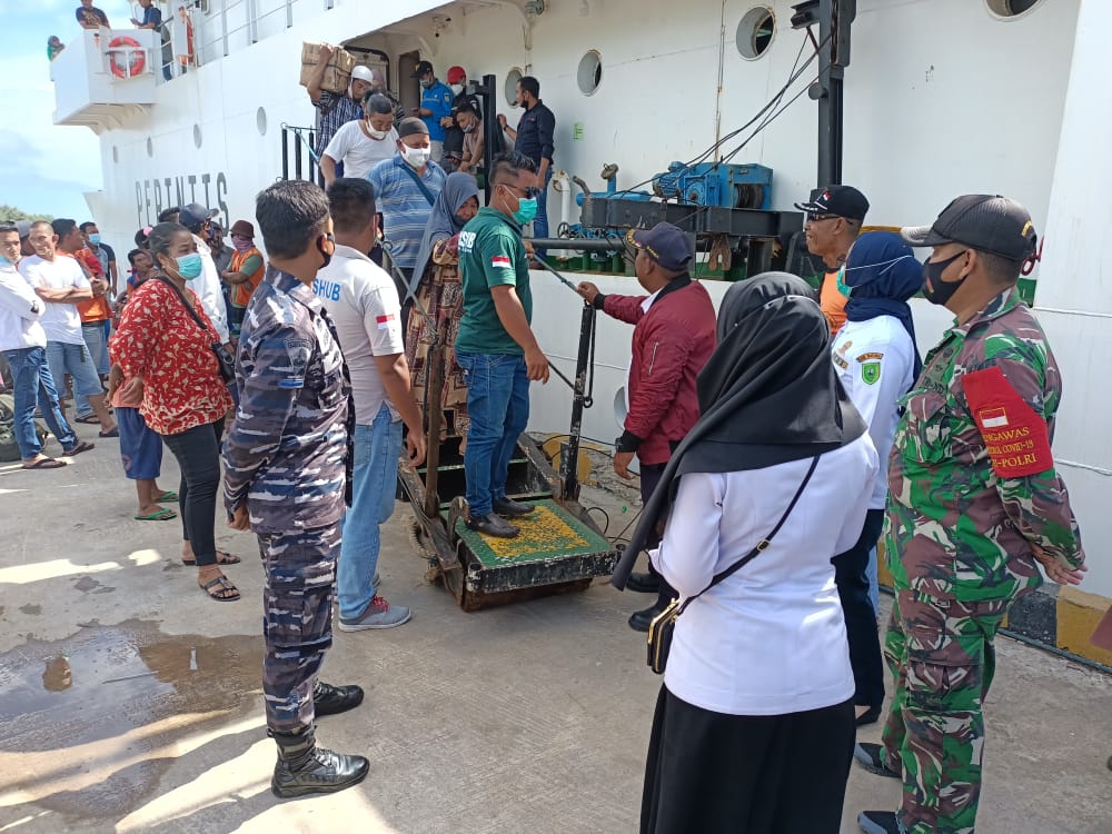 Antisipasi Arus Mudik, Koramil 06/Serasan Bersama Intansi Terkait Laksanakan Pam Sandar Kapal