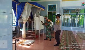 Bersama Intansi Terkait, Koramil 06/Serasan Semprotkan Cairan Disinfektan di Rumah Ibadah