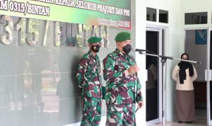 Bentuk Kepedulian Komando, Dandim 0315/Bintan Serahkan Bingkisan dan THR Lebaran ke Anggota Prajurit dan PNS Kodim 0315/Bintan