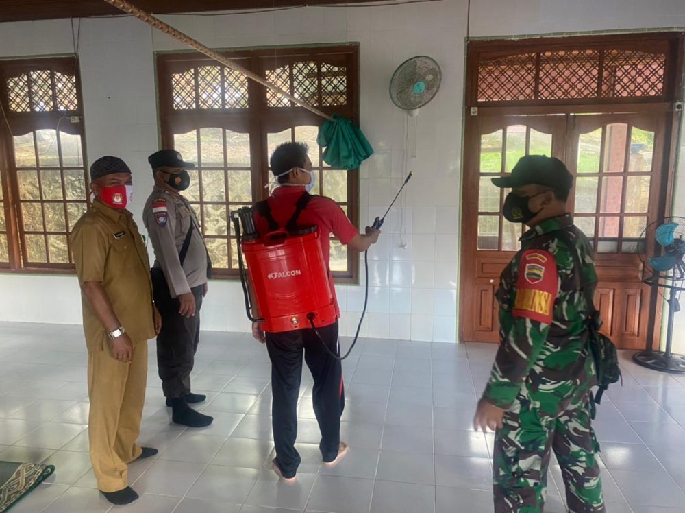 Lagi, Koramil 06/Serasan Semprot Cairan Disinfektan di Sejumlah Rumah Ibadah Lagi, Koramil 06/Serasan Semprot Cairan Disinfektan di Sejumlah Rumah Ibadah