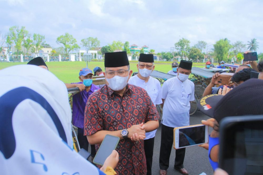 Jelang Idul Fitri, Bupati Muba Bagikan THR kepada Tukang Becak, Ojek, Parkir dan Dhuafa Jelang Idul Fitri, Bupati Muba Bagikan THR kepada Tukang Becak, Ojek, Parkir dan Dhuafa