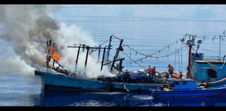 Kapal Ikan Terbakar di Perairan Pulau Laut, Tim SAR Gabungan lakukan Pencarian dan Pertolongan Kapal Ikan Terbakar di Perairan Pulau Laut, Tim SAR Gabungan lakukan Pencarian dan Pertolongan