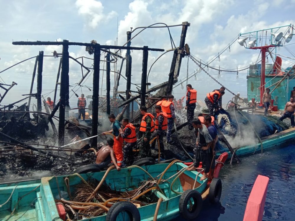 3 Korban KM Sinar Mas di Evakuasi Menggunakan KRI-STS 3 Korban KM Sinar Mas di Evakuasi Menggunakan KRI-STS