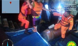 Tim SAR Evakuasi 5 Awak Kapal SKPT Natuna yang Mati Mesin di Perairan Subi Tim SAR Evakuasi 5 Awak Kapal SKPT Natuna yang Mati Mesin di Perairan Subi