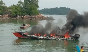Pos AL Penuba Bantu Evakuasi Korban Kebakaran Speed BNPB Lingga Pos AL Penuba Bantu Evakuasi Korban Kebakaran Speed BNPB Lingga