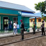 Cegah Penyebaran Covid-19, Koramil 06/Serasan Kembali Semprot Cairan Disinfektan