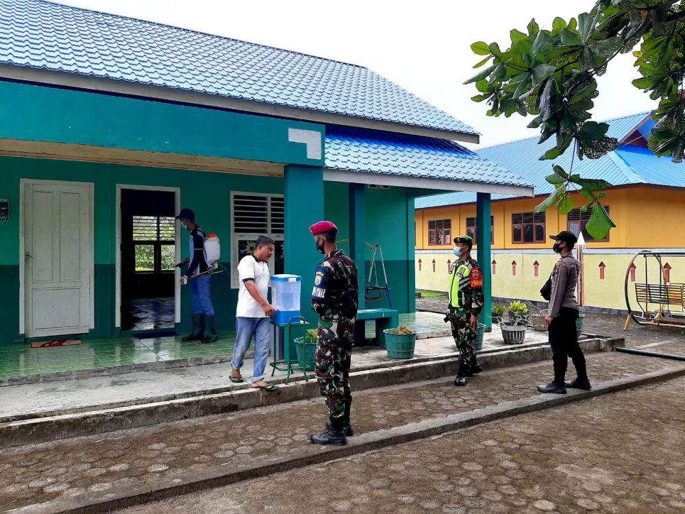 Cegah Penyebaran Covid-19, Koramil 06/Serasan Kembali Semprot Cairan Disinfektan Cegah Penyebaran Covid-19, Koramil 06/Serasan Kembali Semprot Cairan Disinfektan