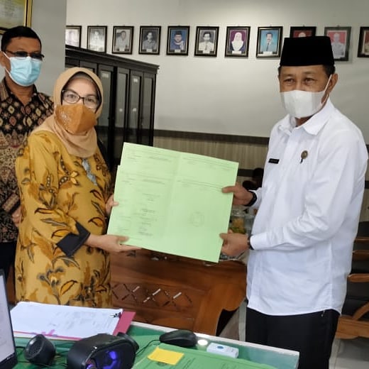 Kakankemenag Kota Padang Panjang Terima Sertifikat Tanah MAN 3 Dari Kepala BPN