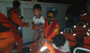 Video Dramatis Evakuasi Korban Kapal Mati Mesin di Perairan Subi, Natuna