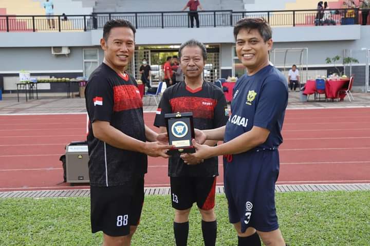 Ketua DPRD Kepri IkutI Pertandingan Persahabatan Sepak Bola Antar Lembaga