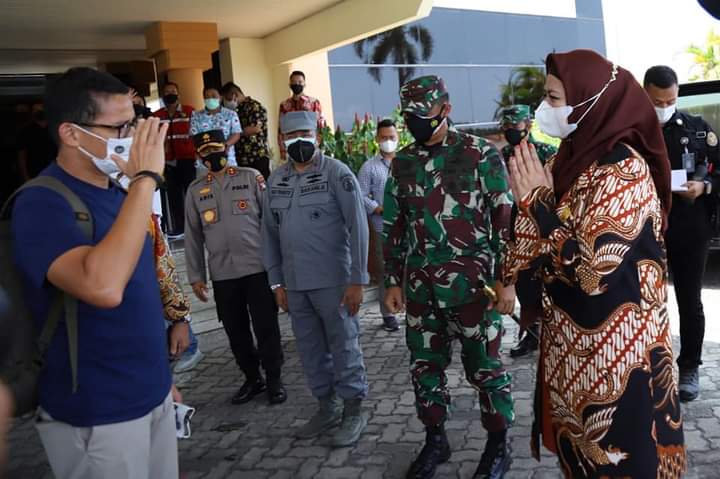 Waka I DPRD Kepri Hj Dewi Kulawati Sambut Kedatangan Menparekraf Sandiaga Uno di Batam Waka I DPRD Kepri Hj Dewi Kulawati Sambut Kedatangan Menparekraf Sandiaga Uno di Batam