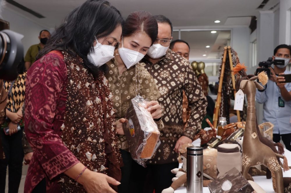 Menteri PPPA Saksikan Fashion Show Gambo Muba