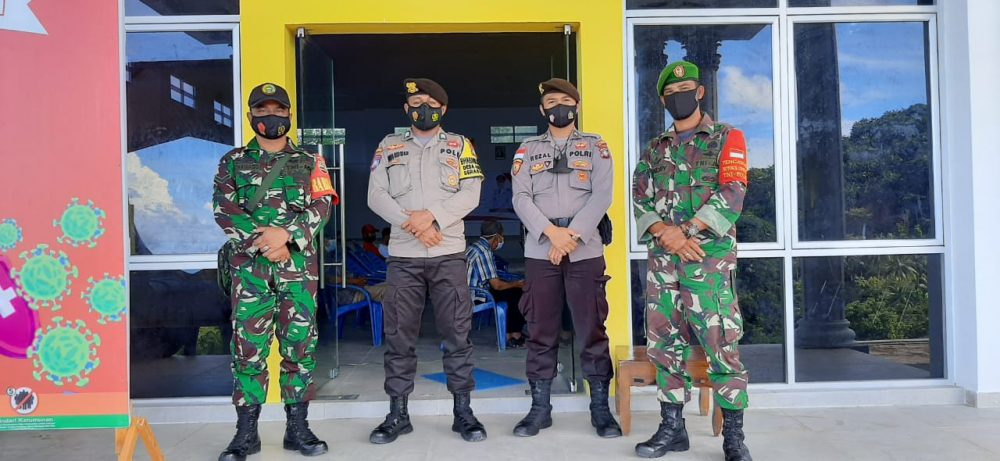 Babinsa Koramil 06/Serasan Bersama Instansi Terkait Sosialisasikan Pelaksanaan Vaksinasi