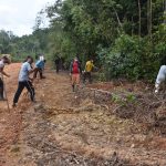Berpeluh Keringat di Bawah Terik Matahari, Satgas TMMD Ke 111 Kodim 0315/Bintan dan Warga Desa Marok Tua Tetap Semangat Bekerja