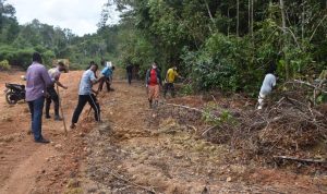 Berpeluh Keringat di Bawah Terik Matahari, Satgas TMMD Ke 111 Kodim 0315/Bintan dan Warga Desa Marok Tua Tetap Semangat Bekerja Berpeluh Keringat di Bawah Terik Matahari, Satgas TMMD Ke 111 Kodim 0315/Bintan dan Warga Desa Marok Tua Tetap Semangat Bekerja