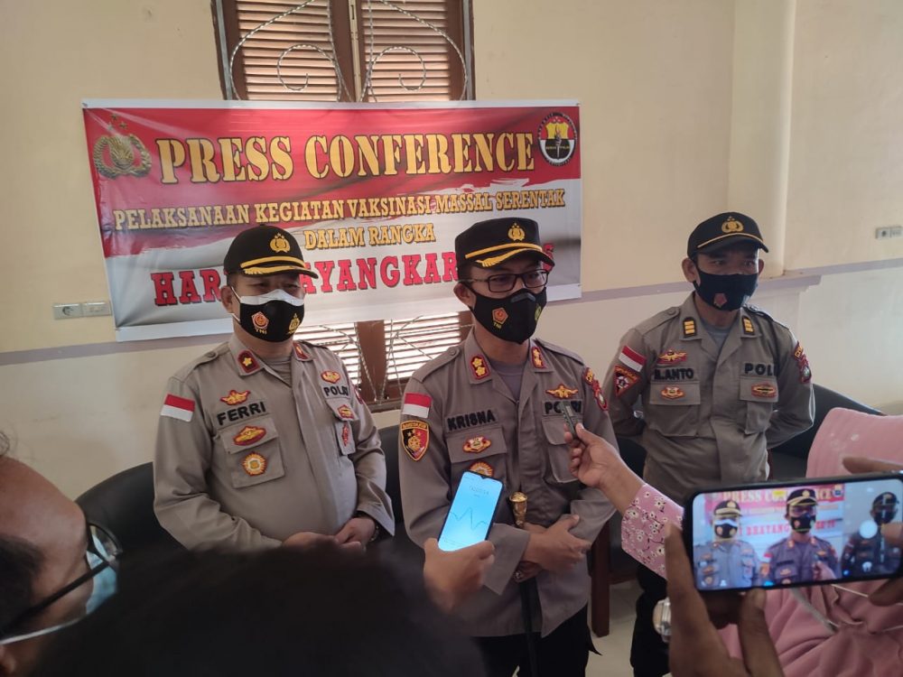 Pantau Langsung Vaksinasi Massal, Kapolres Ike Optimis Juni 2021 Capai Target 50 persen