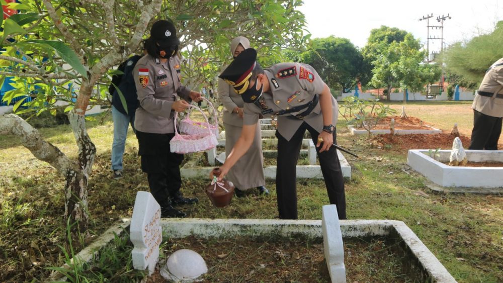 Peringati Hari Bhayangkara ke 75, Polres Bintan Ziarahi Makam Pahlawan dan Tabur Bunga di Perairan Tanjung Uban