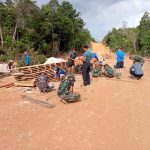 Dengan Semangat Gotong Royong Satgas TMMD Ke 111 Kodim 0315/Bintan Buat Rangkaian Mal Untuk Pengecoran Box Culvert