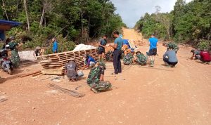 Dengan Semangat Gotong Royong Satgas TMMD Ke 111 Kodim 0315/Bintan Buat Rangkaian Mal Untuk Pengecoran Box Culvert
