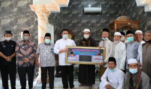 Herman Deru Bantu Perkembangan Masjid Al Muhajirin Komplek BSI Herman Deru Bantu Perkembangan Masjid Al Muhajirin Komplek BSI