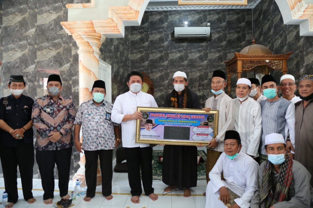 Herman Deru Bantu Perkembangan Masjid Al Muhajirin Komplek BSI