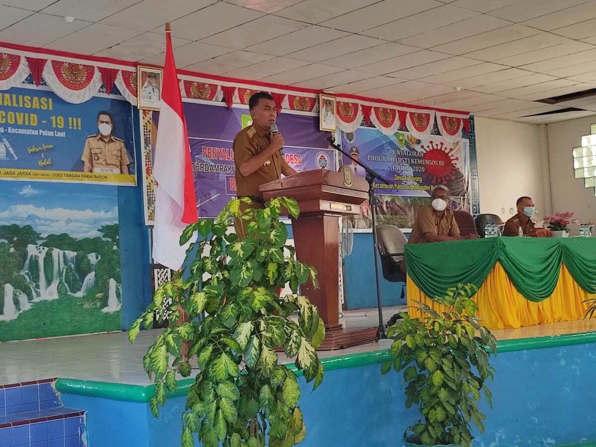 Kunker Ke Kecamatan Pulau Laut, Bupati Siswandi Yakinkan Masyarakat Pentingnya Vaksinasi