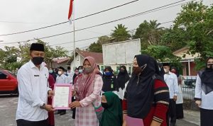 Kakankemenag Padang Panjang Serahkan Sertifikat Halal Kepada Pelaku Industri Kecil Menengah di Padang Panjang Kakankemenag Padang Panjang Serahkan Sertifikat Halal Kepada Pelaku Industri Kecil Menengah di Padang Panjang