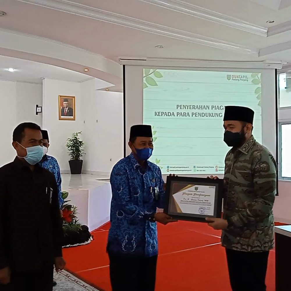 Kakankemenag Raih Penghargaan Inovasi SELALU SAMAWA dari Walikota Padang Panjang
