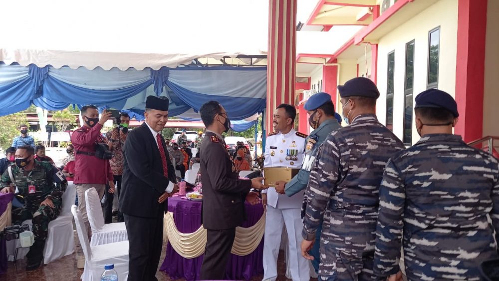 Danlanal Ranai Beri Kejutan Kepada Kapolres Natuna, Pada HUT Bhayangkara ke-75 Tahun 2021 Danlanal Ranai Beri Kejutan Kepada Kapolres Natuna, Pada HUT Bhayangkara ke-75 Tahun 2021