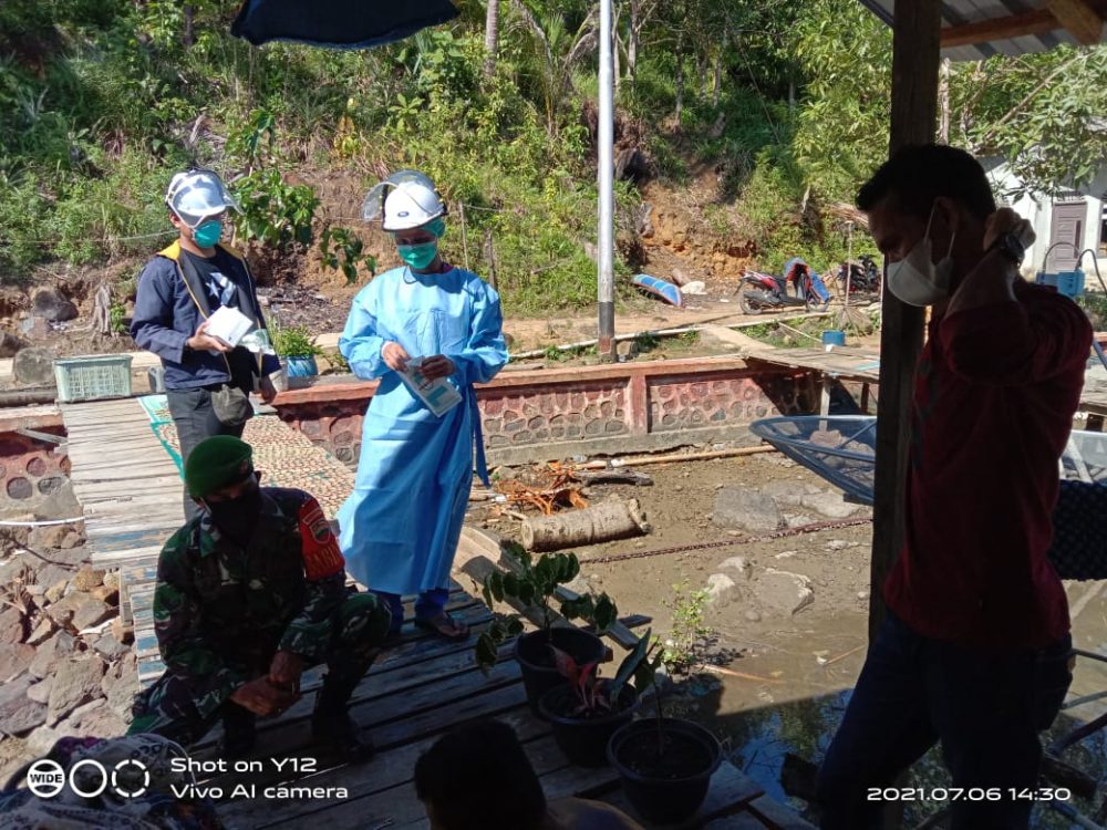 Bersama Nakes, Babinsa Sertu Hendry Kembali Lakukan Tracking Covid-19