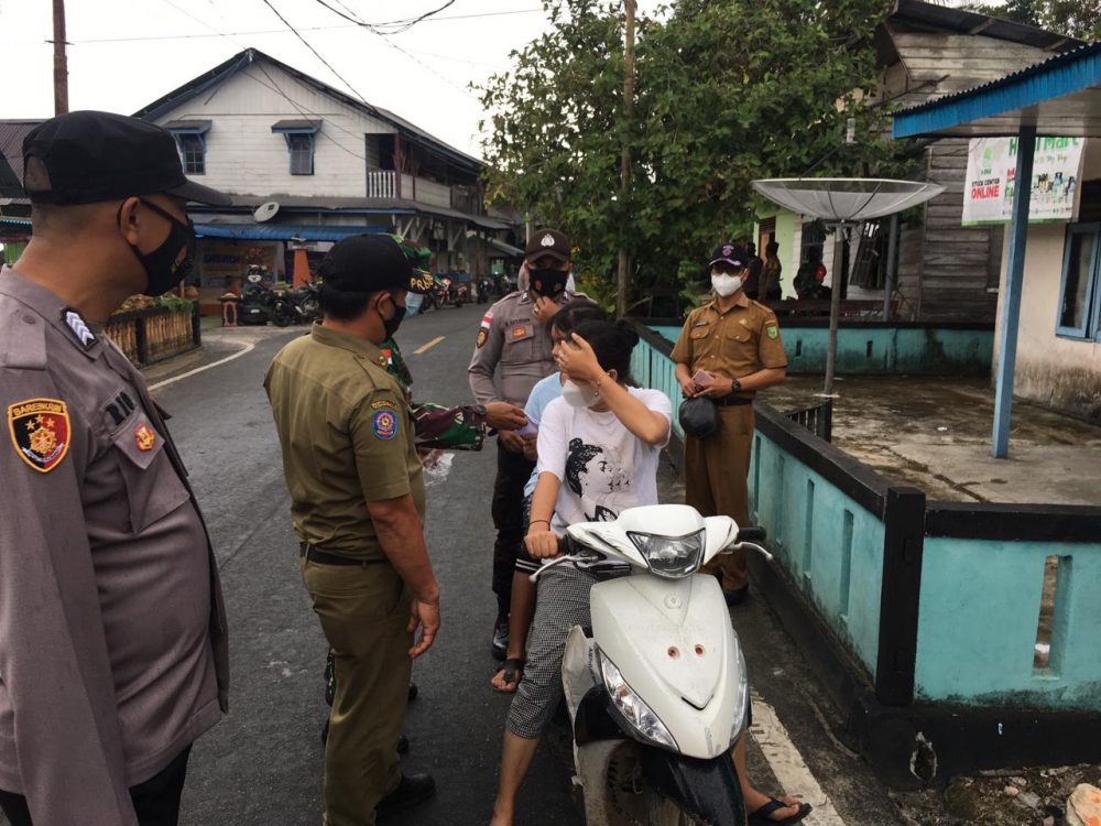 Polsek Serasan Bersama satgas Covid Kecamatan Laksanakan Pengetatan PPKM MIKRO
