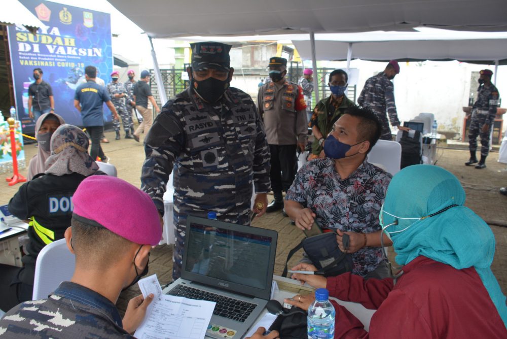 TNI AL Gelar Serbuan Vaksinasi Covid-19 Bagi Masyarakat Maritim di Muara Gembong