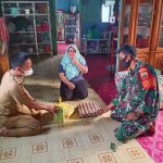 Babinsa Koramil 06/Serasan Bersama Kades Berikan Bantuan Kepada Warga Positif Covid-19