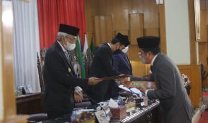Wagub Mawardi Dengarkan Pendapat Akhir Fraksi-fraksi