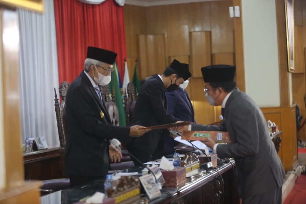Wagub Mawardi Dengarkan Pendapat Akhir Fraksi-fraksi