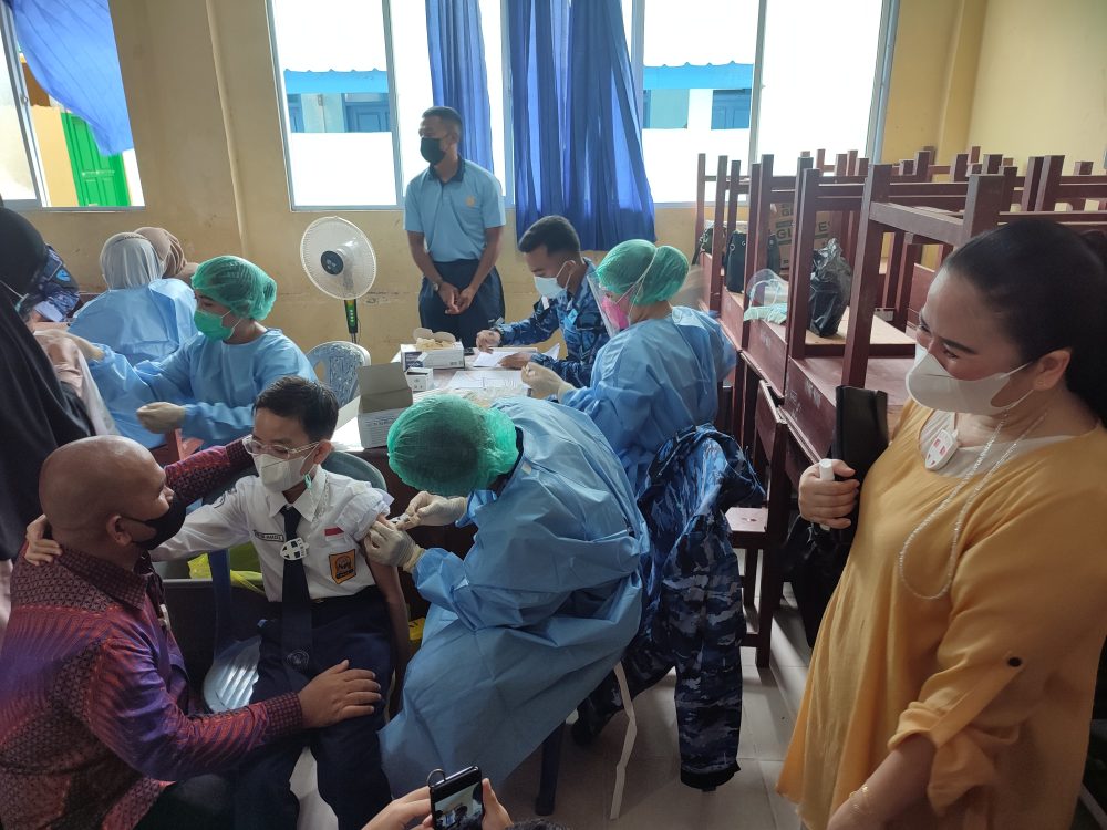 Tampil Tegang, Putra Kandung Wan Aris Jalani Vaksinasi Dosis Pertama Tingkat Pelajar