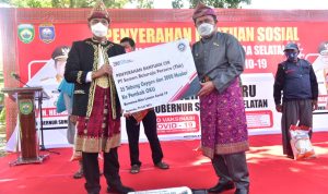 Herman Deru Terus Salurkan Bansos Untuk Warga Terdampak Pandemi Herman Deru Terus Salurkan Bansos Untuk Warga Terdampak Pandemi