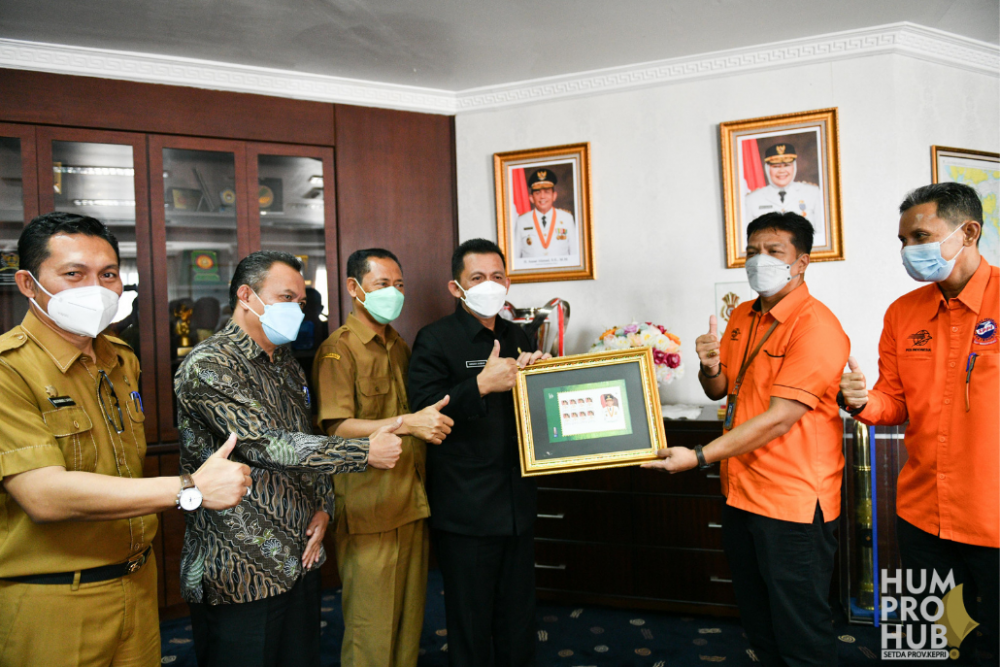 Pos Indonesia Serahkan Prangko Prima Edisi Khusus Gubernur Ansar Pos Indonesia Serahkan Prangko Prima Edisi Khusus Gubernur Ansar