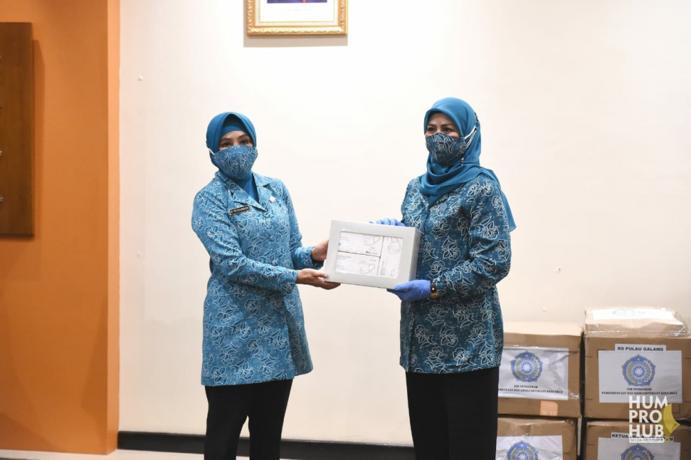 Ketua PKK Pusat Serahkan 40 Ribu Masker untuk Masyarakat Kepri