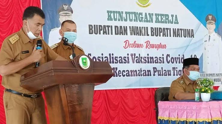 Berhasil Capai Target Vaksinasi, Bupati Siswandi Terima Penghargaan Gubernur