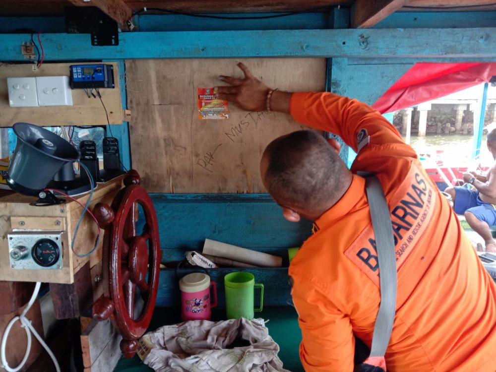 Peduli Keselamatan Jiwa Manusia, KPP Basarnas Natuna Tempelkan Stiker Peduli Keselamatan Jiwa Manusia, KPP Basarnas Natuna Tempelkan Stiker