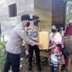 Patroli Pedesaan, Kabag Ops Polres Natuna Sambangi Warga Bagikan Sembako