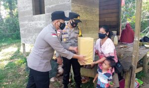 Patroli Pedesaan, Kabag Ops Polres Natuna Sambangi Warga Bagikan Sembako Patroli Pedesaan, Kabag Ops Polres Natuna Sambangi Warga Bagikan Sembako