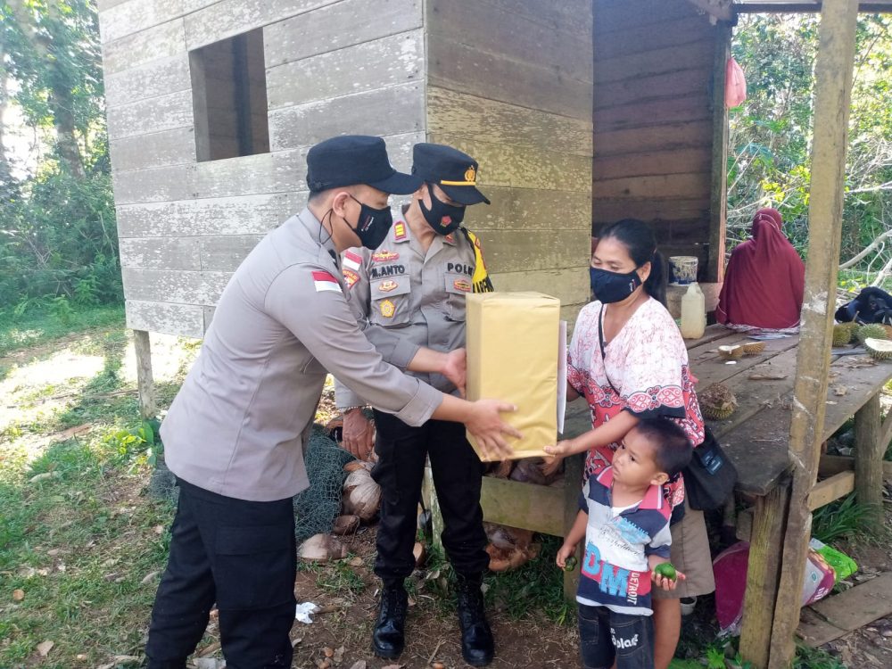 Patroli Pedesaan, Kabag Ops Polres Natuna Sambangi Warga Bagikan Sembako Patroli Pedesaan, Kabag Ops Polres Natuna Sambangi Warga Bagikan Sembako
